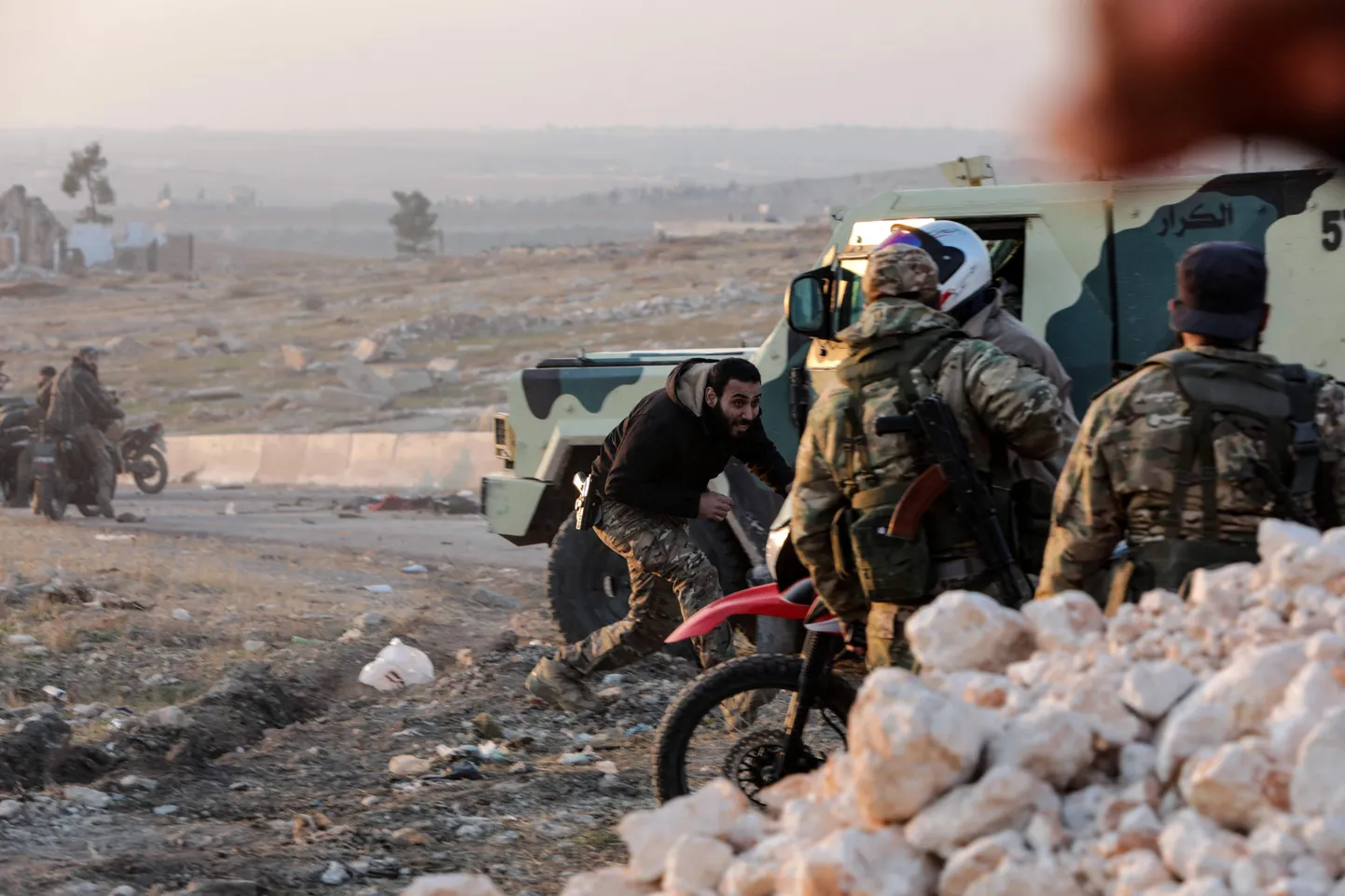 Süüria valitsusvägede vastu võitlevad mässulised Aleppo lähistel.