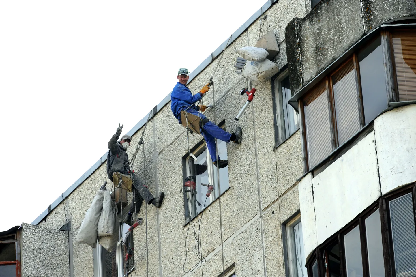 REMONT; RENOVEERIMINE; TALLINN, EESTI, 29APR09.
Fassaadi remont; renoveerimine; fassaadi soojustamine; korrusmaja; LASNAMÄE; töö; töömees; ehitus; tööohutus; töötervishoid.
th/Foto TOOMAS HUIK/POSTIMEES