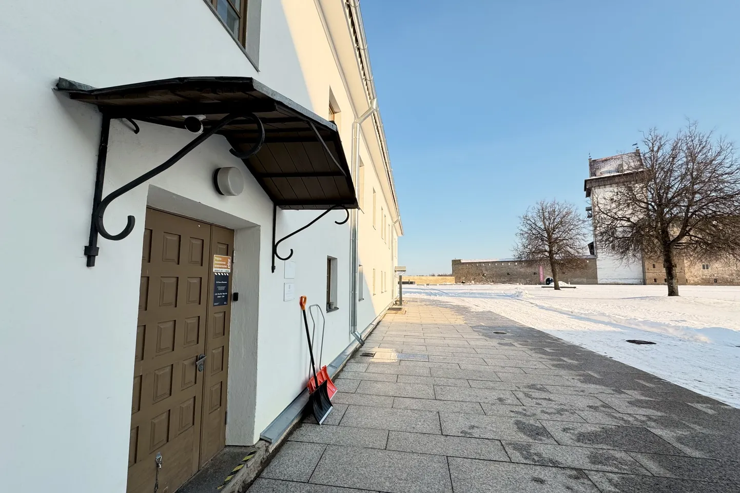 Администрация и отделы Нарвского музея обычно размещаются у входа в крепость, в двухэтажном здании, именуемом Каменный зал, но этой зимой его дверь заперта.