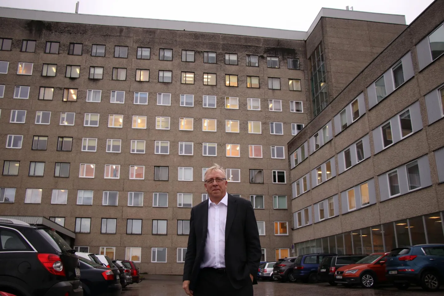 Nigel Edwards Viljandi haigla ees. Edwardsi sõnul peaksid haiglad, mille teeninduspiirkonda jääb alla 150 000–200 000 inimese, keskenduma pigem baasteenustele, sest väga keeruka tegevuse jaoks on neil patsiente liiga vähe.