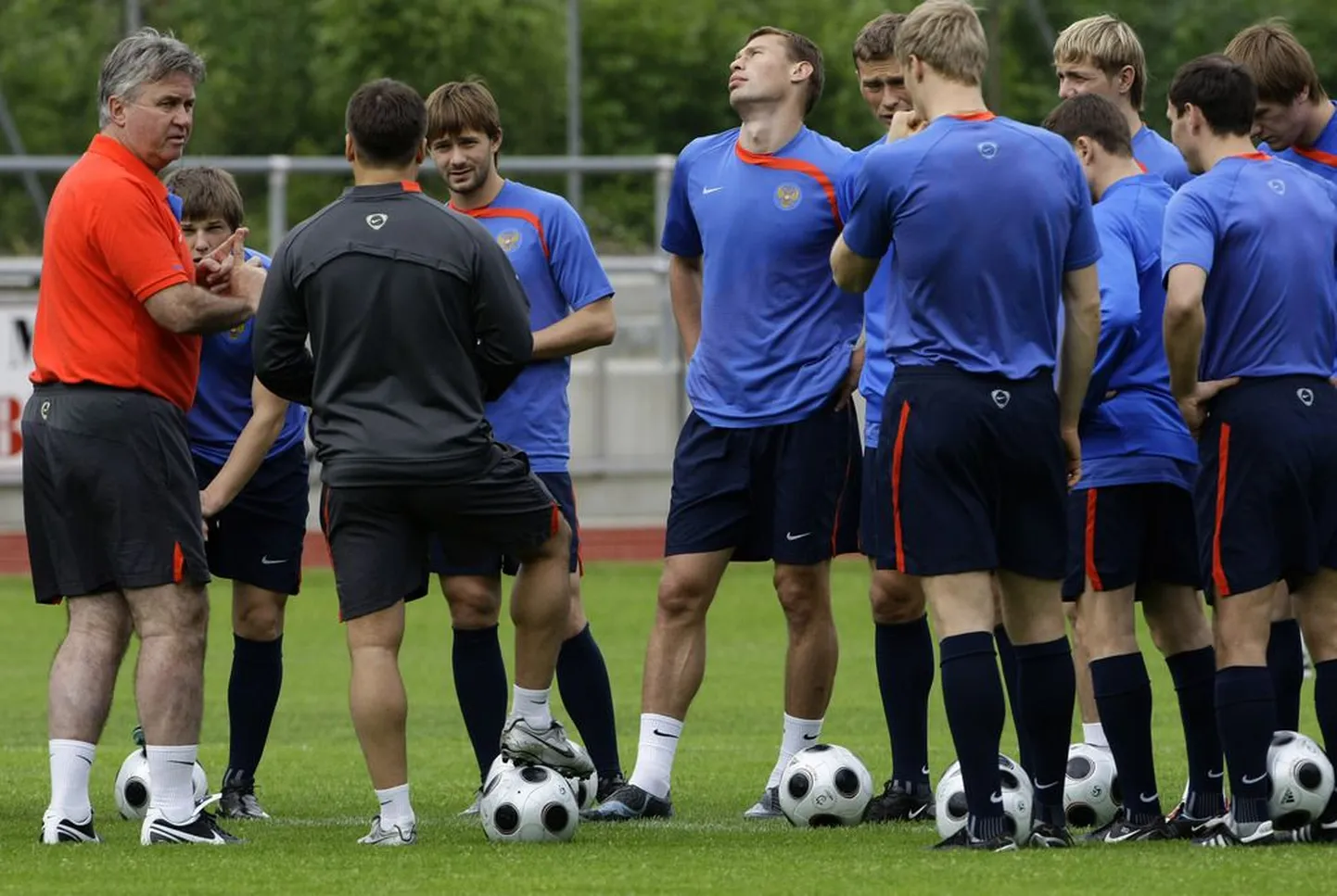 Peatreener Guus Hiddnik ja Venemaa koondislased Lõuna-Saksamaa laagris.