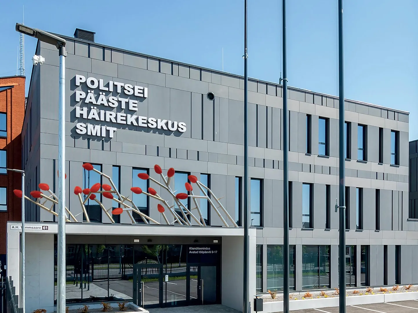 Pärnu sisejulgeolekumaja varikatust hakkab kaunistama Urmas Viigi installatsioon “Okas”.