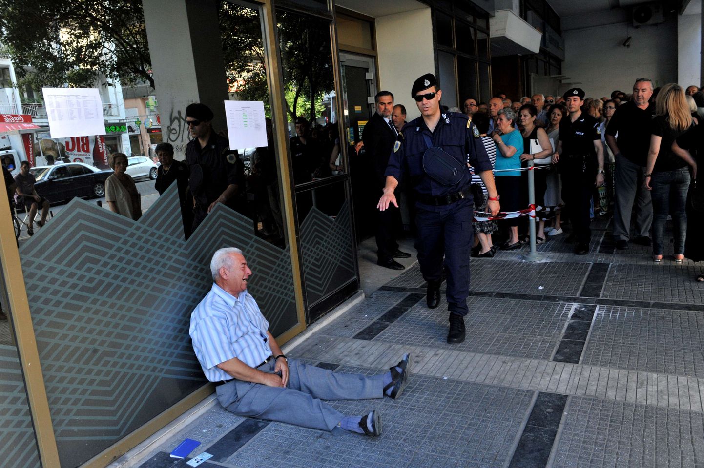 77-aastane Kreeka pensionär Giorgos Chatzifotiadis puhkes eelmisel reedel panga ees nutma, kui tal ei õnnestunud naise nimel pensioni välja võtta.