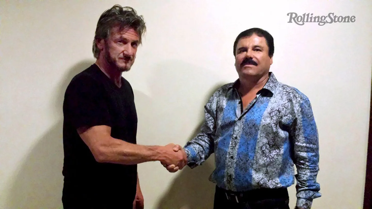 Sean Penn (vasakul) surumas kätt Mehhiko narkoparuni Joaquin Guzmaniga. Pildi avaldas väljaanne Rolling Stone