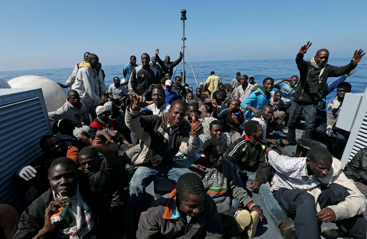 Põgenikud Denaro nimelisel alusel Vahemeres.