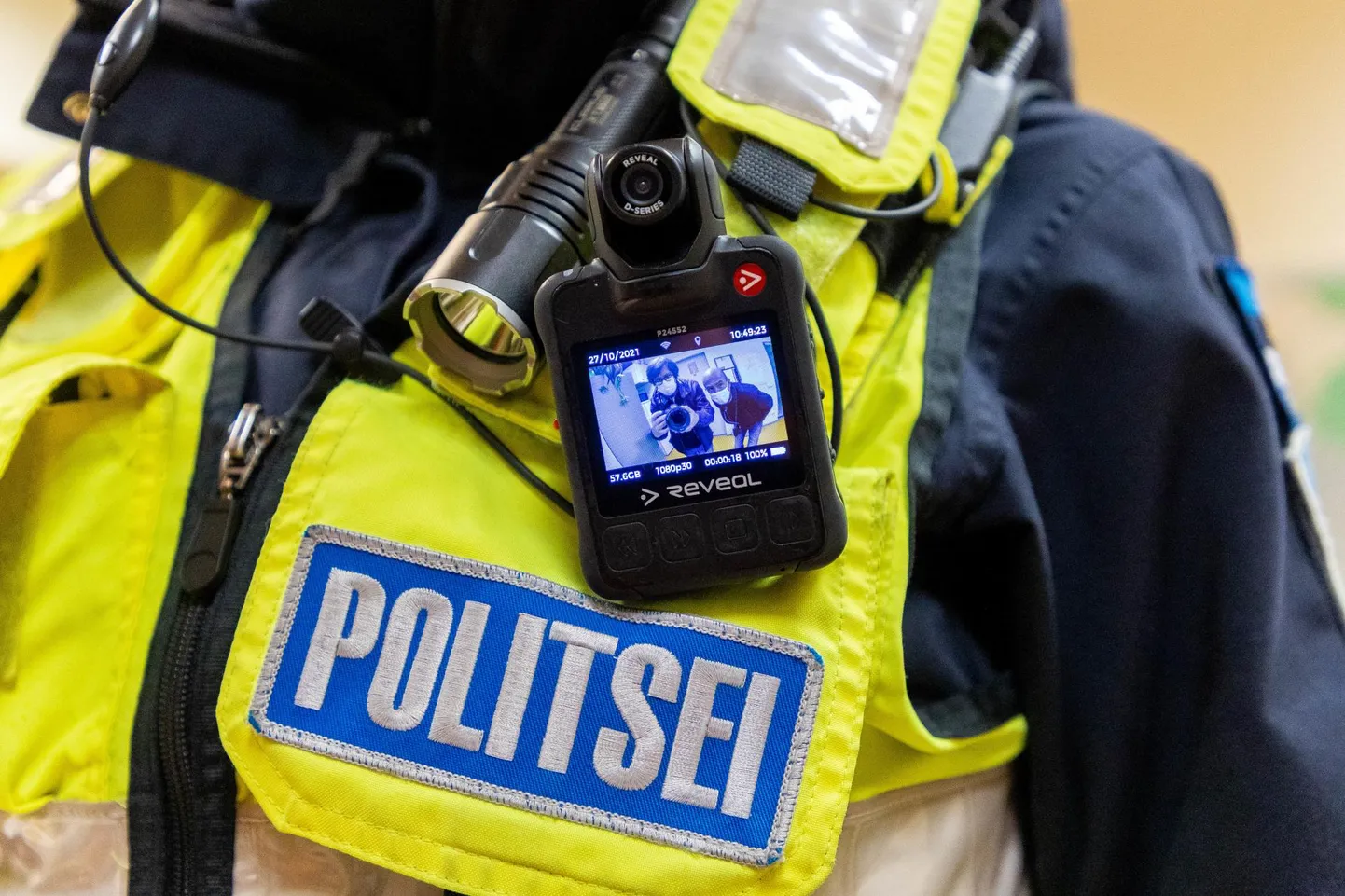 Fotograaf Dmitri Kotjuh ja Paide politseijaoskonna juht Margus Toomsalu uudistavad, kuidas nad politsei vormikaamerast ka paistavad.