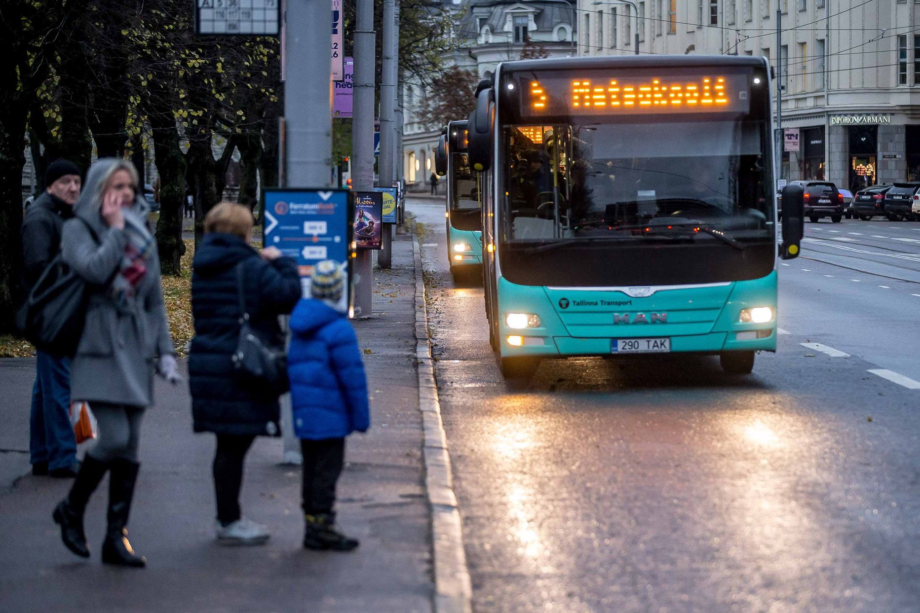 Tallinna ühistranspordisüsteemi kritiseerijad toovad ajast maha jäänud liini näiteks tavaliselt bussi nr 5, mis sõidab Piritalt läbi kesklinna Männikule. Ühistranspordi uuringu järgmine etapp annab hinnangu ka selliste ülipikkade liinide otstarbekusele.