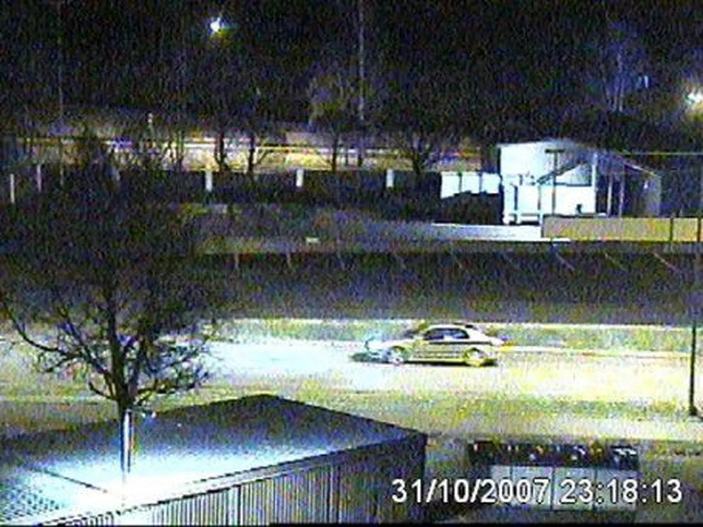 Valvekaamera pilt Lietos rahaauto röövi plaaninud meestest sõitmas ärandatud Saabiga varitsuspaika.