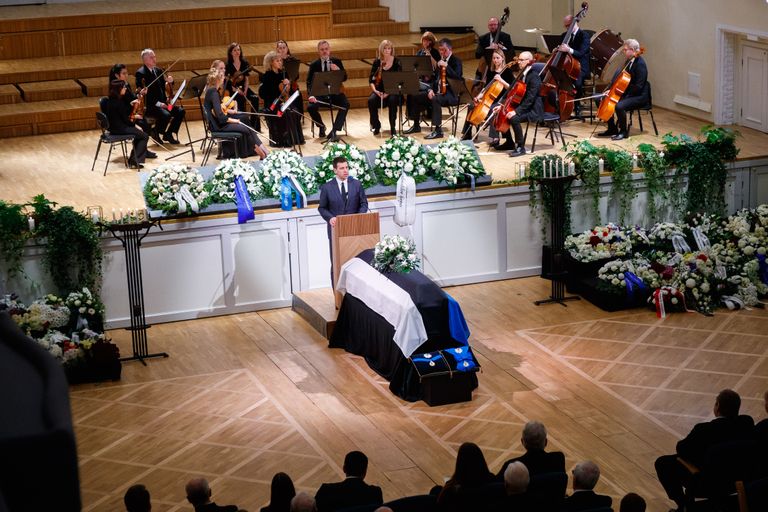 Estonia kontserdisaalist saadeti viimsele teekonnale endine valitsusjuht Edgar Savisaar.