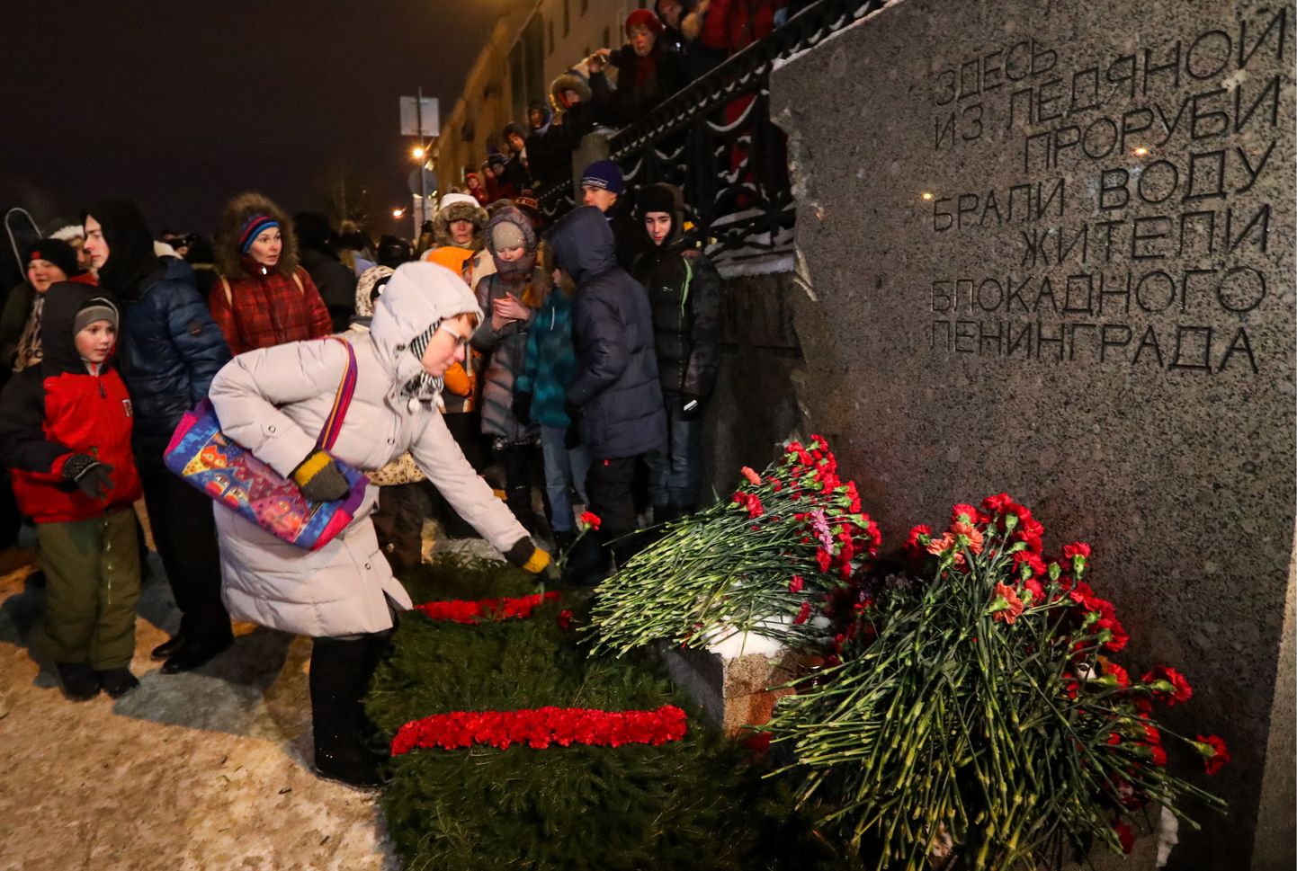 В пятницу в Петербурге прошла акция "Свеча памяти". Участники возложили цветы к памятному знаку "Блокадная прорубь" на набережной реки Фонтанки.