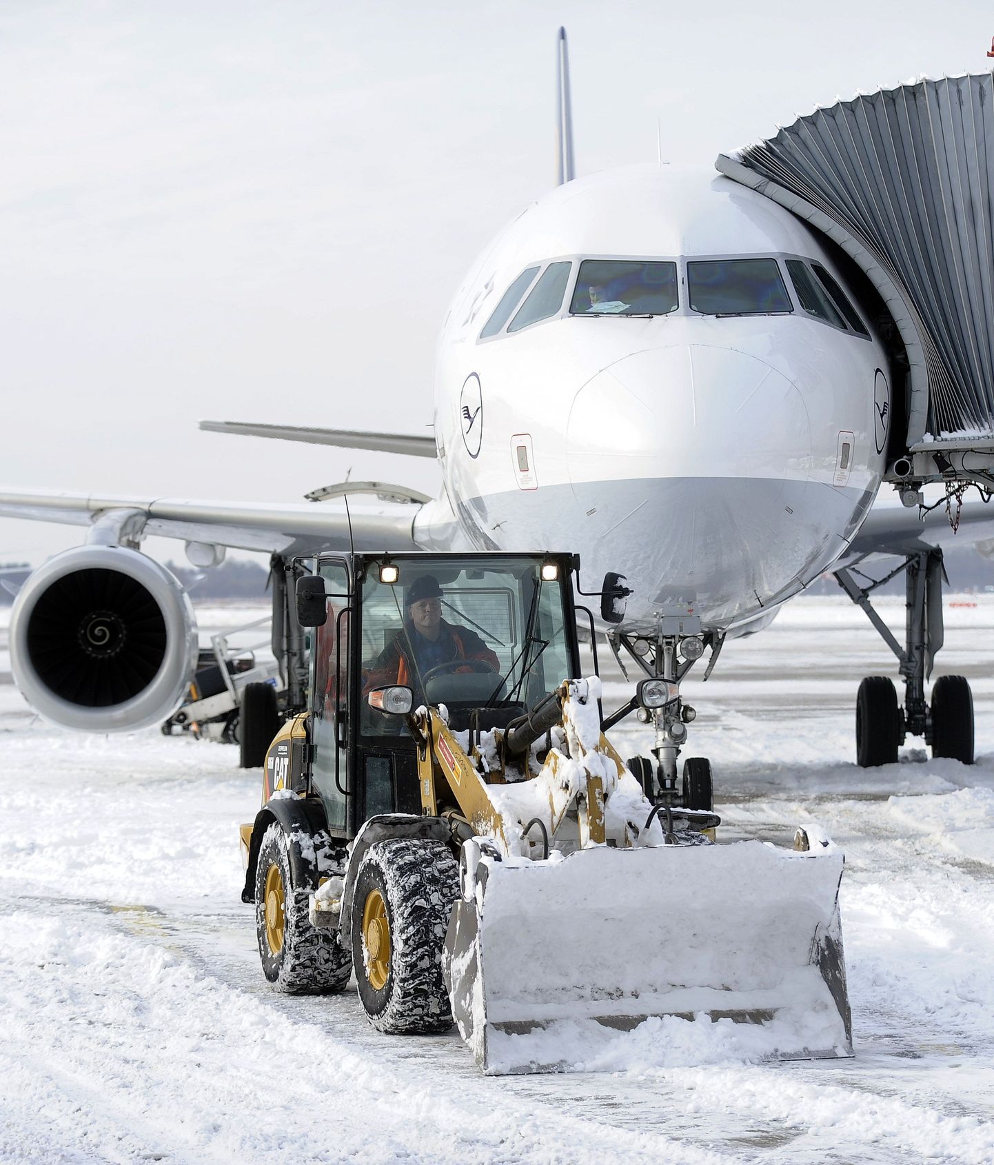 Lumi sulges Saksamaa suurima lennujaama