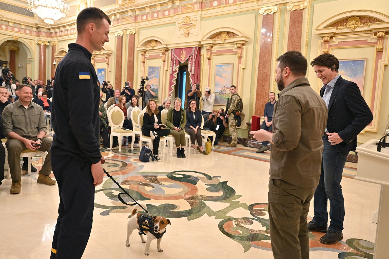 Suns Patrons saņem valsts apbalvojumu no Volodimira Zelenska.