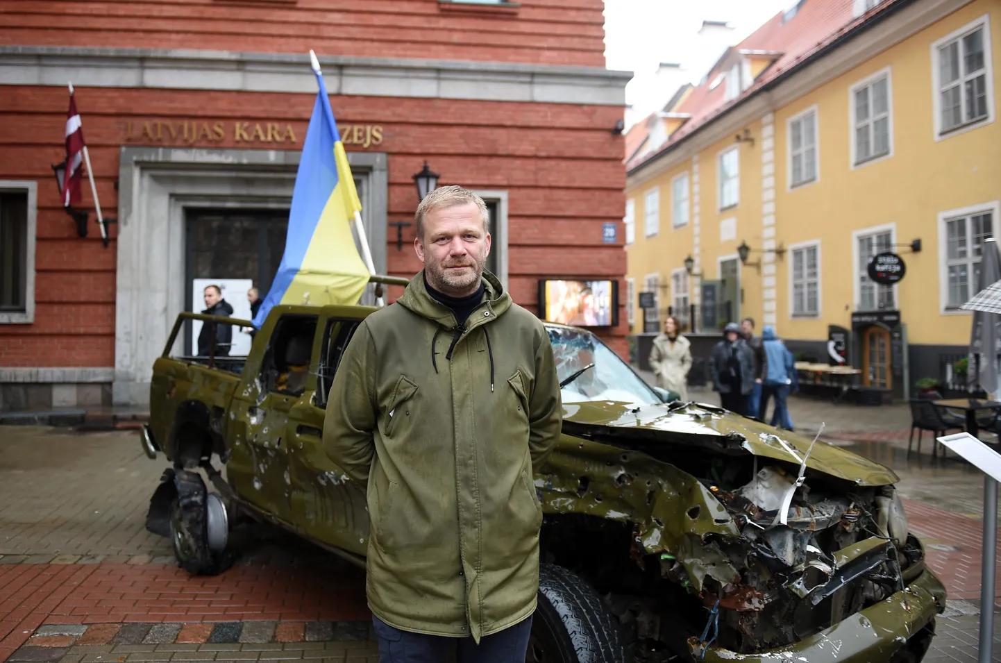 "Twitter konvoja" idejas autors Reinis Pozņaks pie akcijas "Twitter konvojs" ziedotā apvidus auto "Orļiks", ko Ukrainas bruņoto spēku karavīri izmantojuši, lai uzvarētu kaujas pret Krievijas okupācijas spēkiem.
