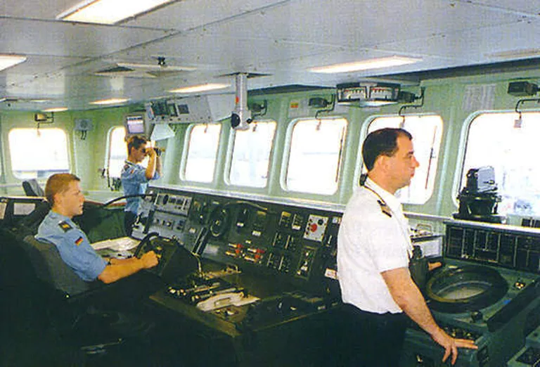 1990ndatel tehtud foto all selgitati toona, et need F123 tüüpi fregati juhtimissüsteemid on ajastu moodsaimad ning varustatud arvutijuhtimisega.