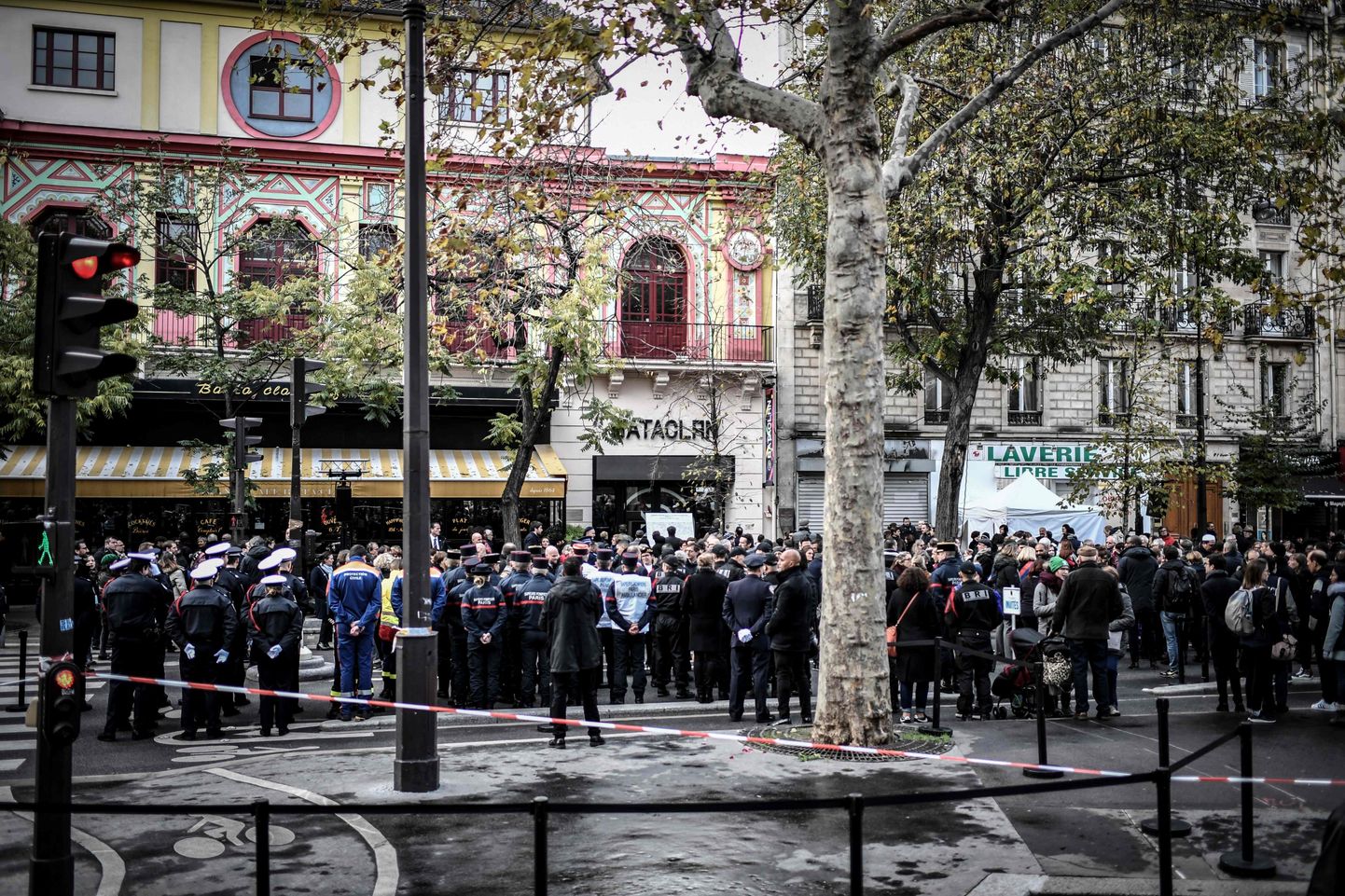 Inimesed kogunemas kontserdipaiga Bataclan ette tseremooniale, kus mälestati Pariisis 2015. aasta novembris toimunud terrorirünnakutes tapetuid.