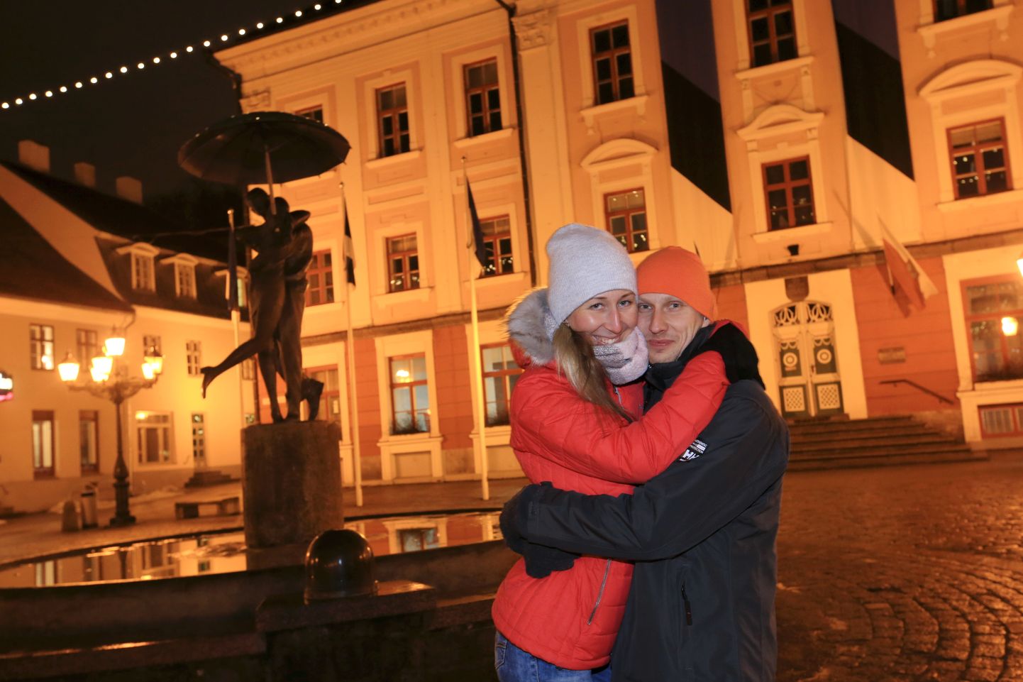 Kallistajad Tartu raeplatsil, taamal Mati Karmini ja Tiit Trummali loodud Suudlevate tudengite purskkaev.