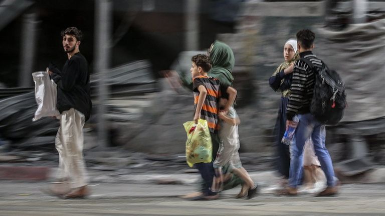Палестинцы, живущие около границы, покидают свои дома
