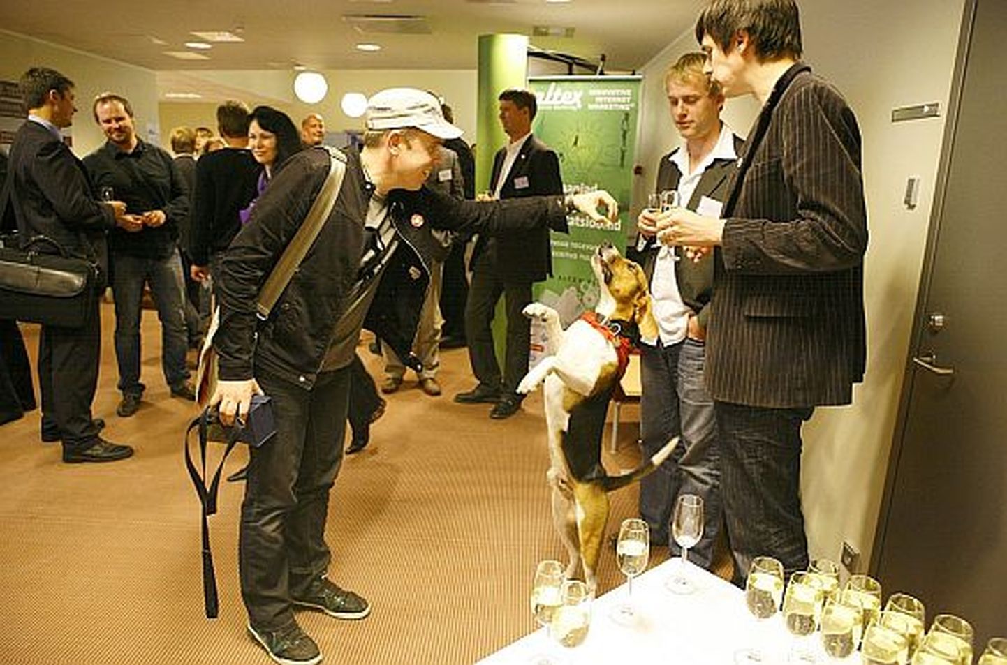 United Dogs and Cats esindaja Ragnar Sass (vasakul) koos koer Rikiga peale auhinna vastuvõtmist.