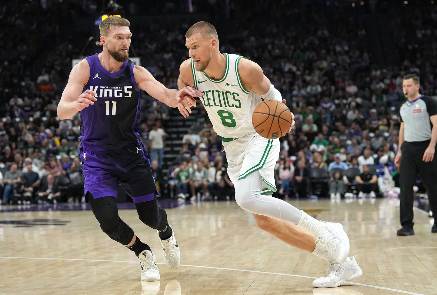 NBA spēlētāji Domants Sabonis un Kristaps Porziņģis