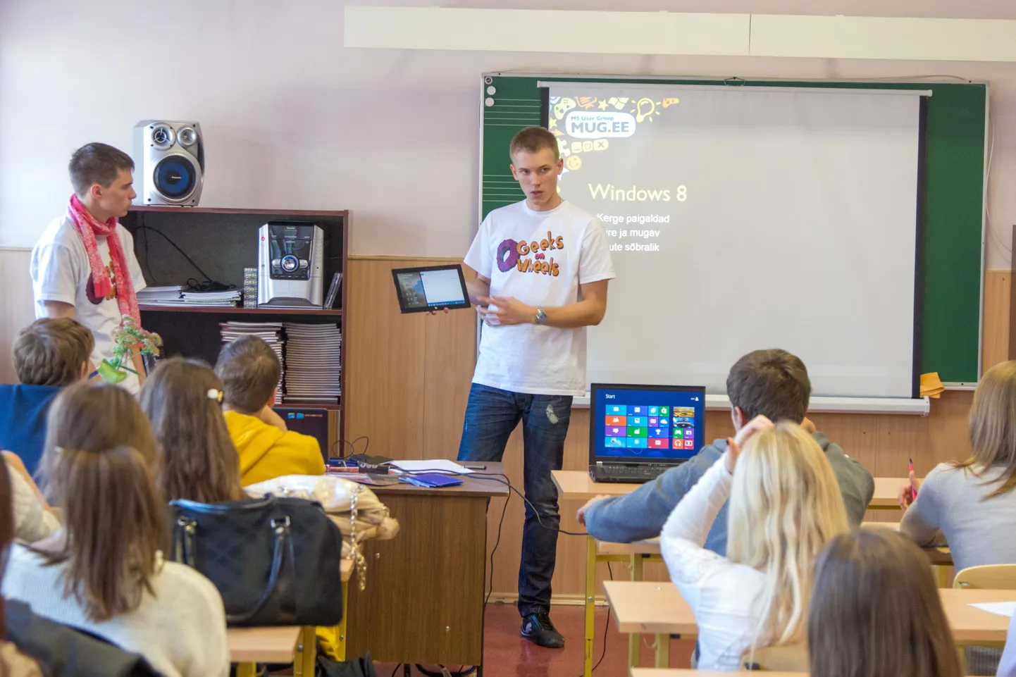 Nohikud ratastel ehk "Geeks on Wheels" tudengid külastasid Valga gümnaasiumi.
