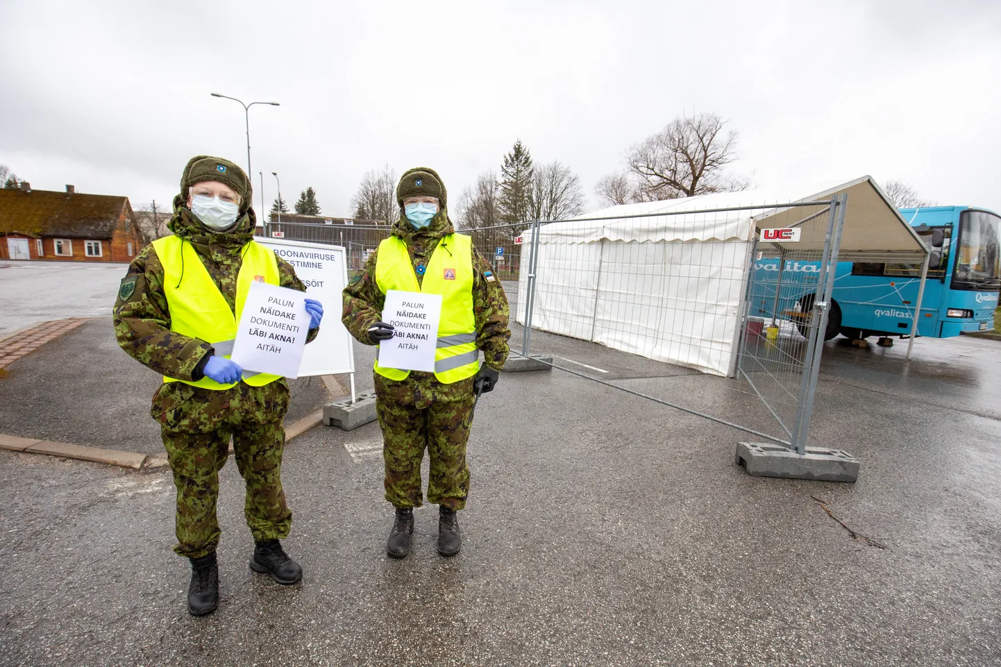 Homme jagavad Järvamaa naiskodukaitsjad Paides viimast korda juhiseid koroonaviiruse drive-in testimisele tulnud inimestele, kuid testimine jätkub ka pärast eriolukorra lõppemist.