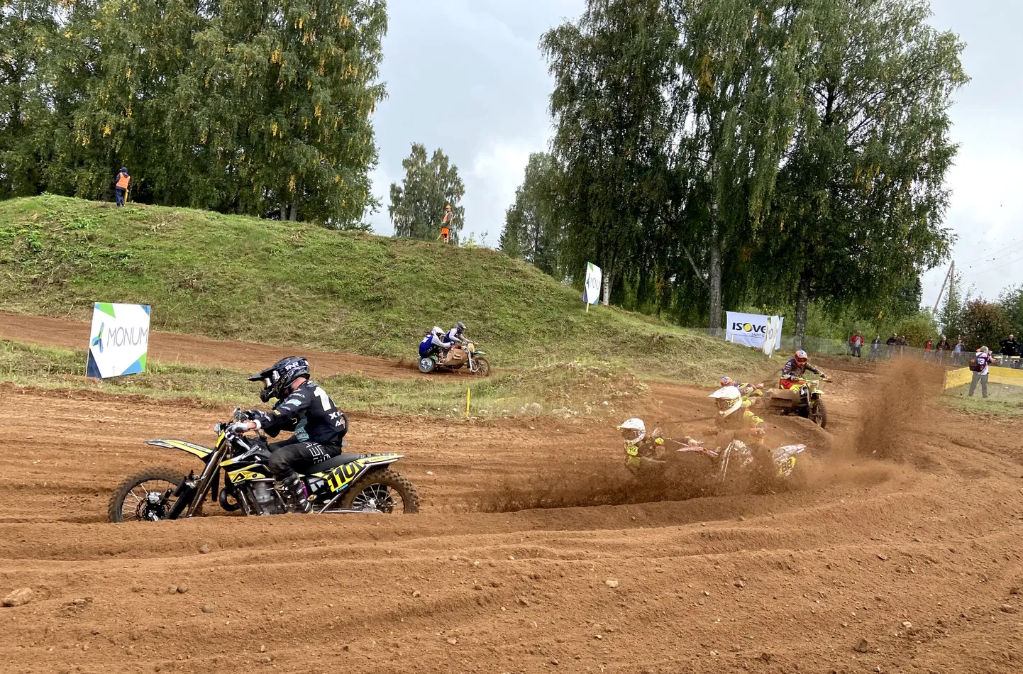 Sacensības motocikliem ar blakusvāģiem Cēsu mototrasē. Ilustratīvs attēls