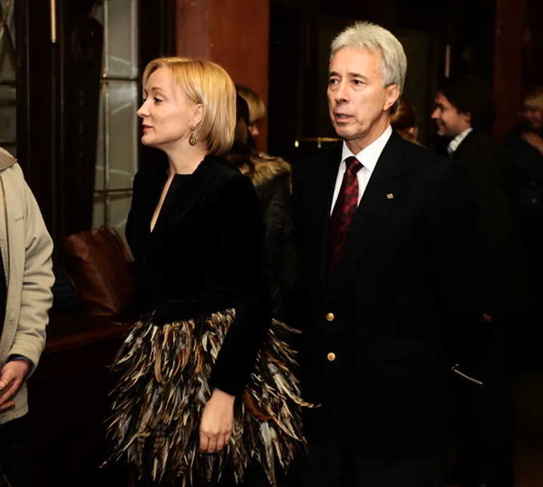 Skat, kādos spalvu svārkos uz operu ieradās Zigmāra Priedes pavadone!
