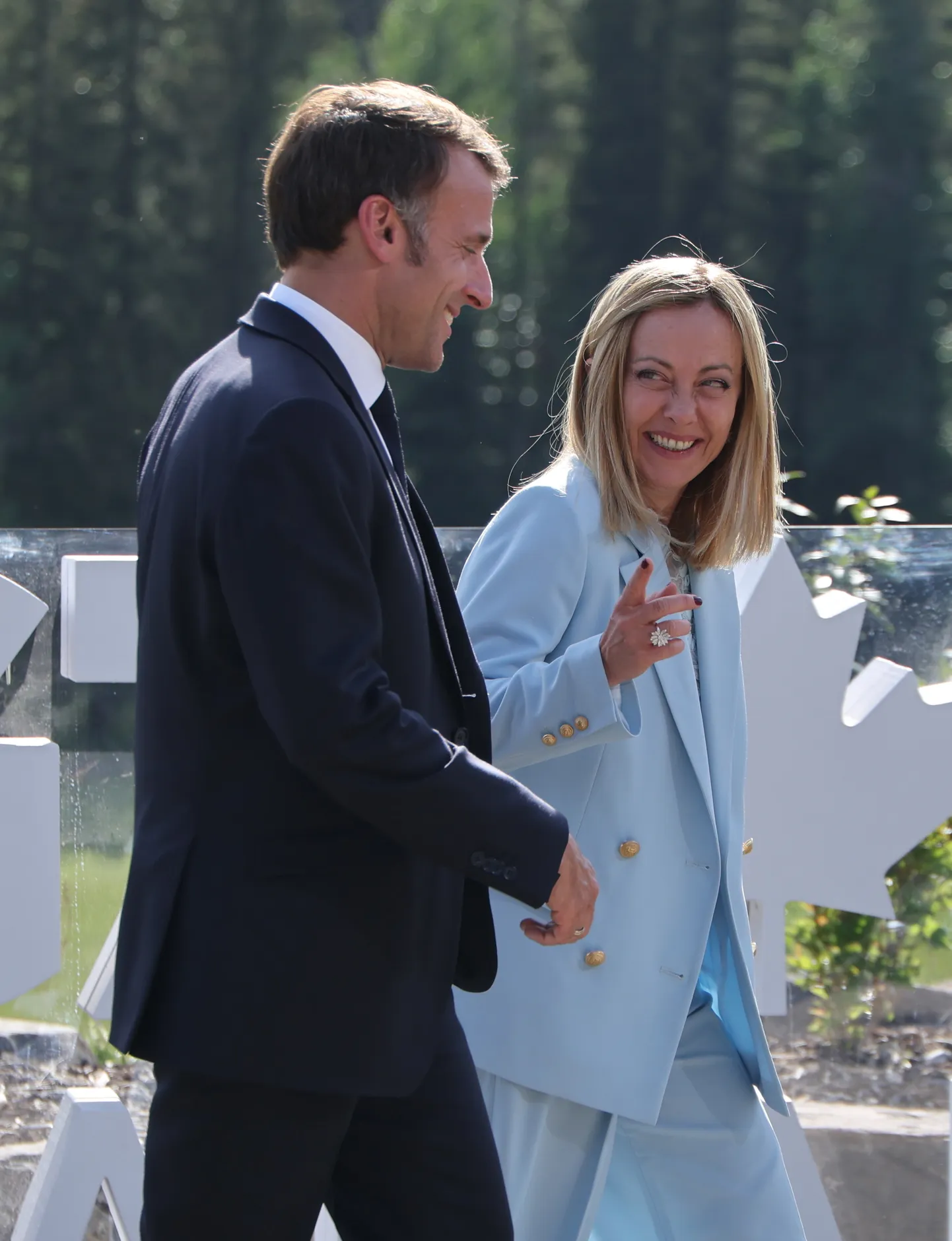 Itaalia peaminister Giorgia Meloni ja Prantsuse president Emmanuel Macron 16. juunil 2025 Kanadas Albertas Kananaskises G7 liidrite kohtumisel.