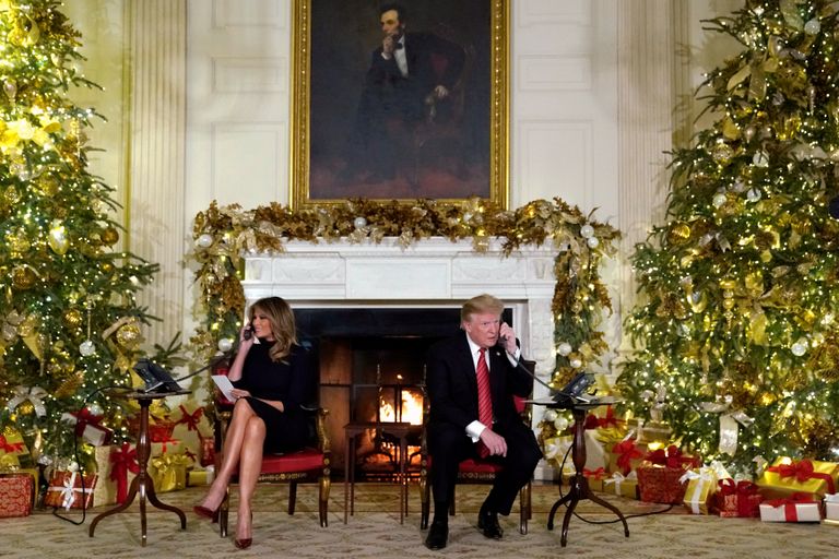 USA president Donald Trump ja esileedi Melania Trump jõuluõhtul lastele kõnedele vastamas 2018.