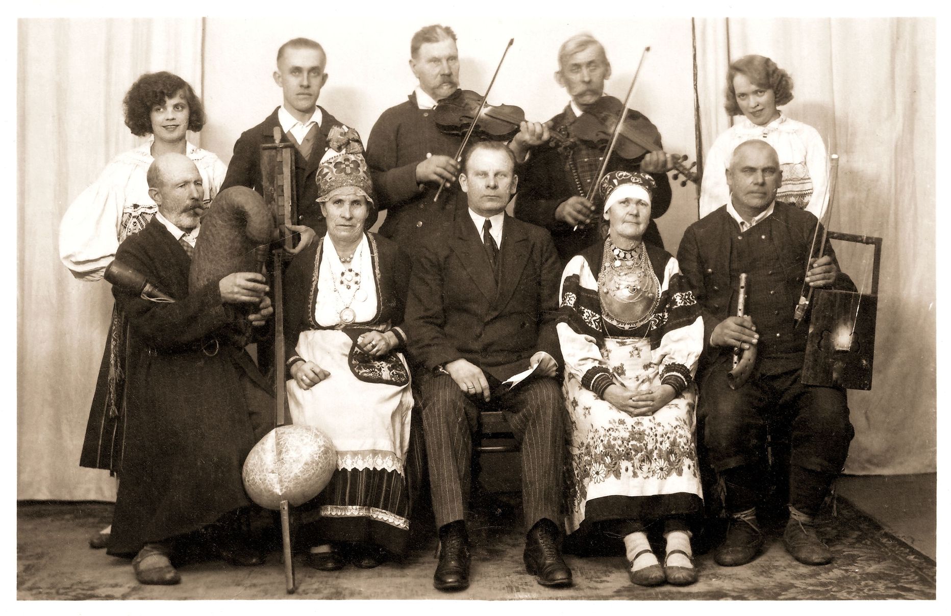 Lisaks pärimusmuusika kogumisele organiseeris August Pulst (esireas keskel) aastatel 1922–1936 muusikute ringreise.