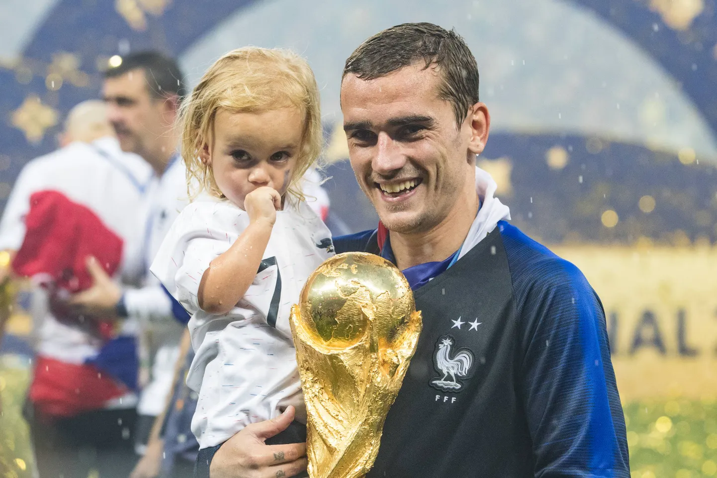 Kõik kolm Antoine Griezmanni last sündisid 8. aprillil. Sellel pildil poseerib ründaja jalgpalli maailmameistrivõistluste võidutrofee ja esiklapse Miaga.