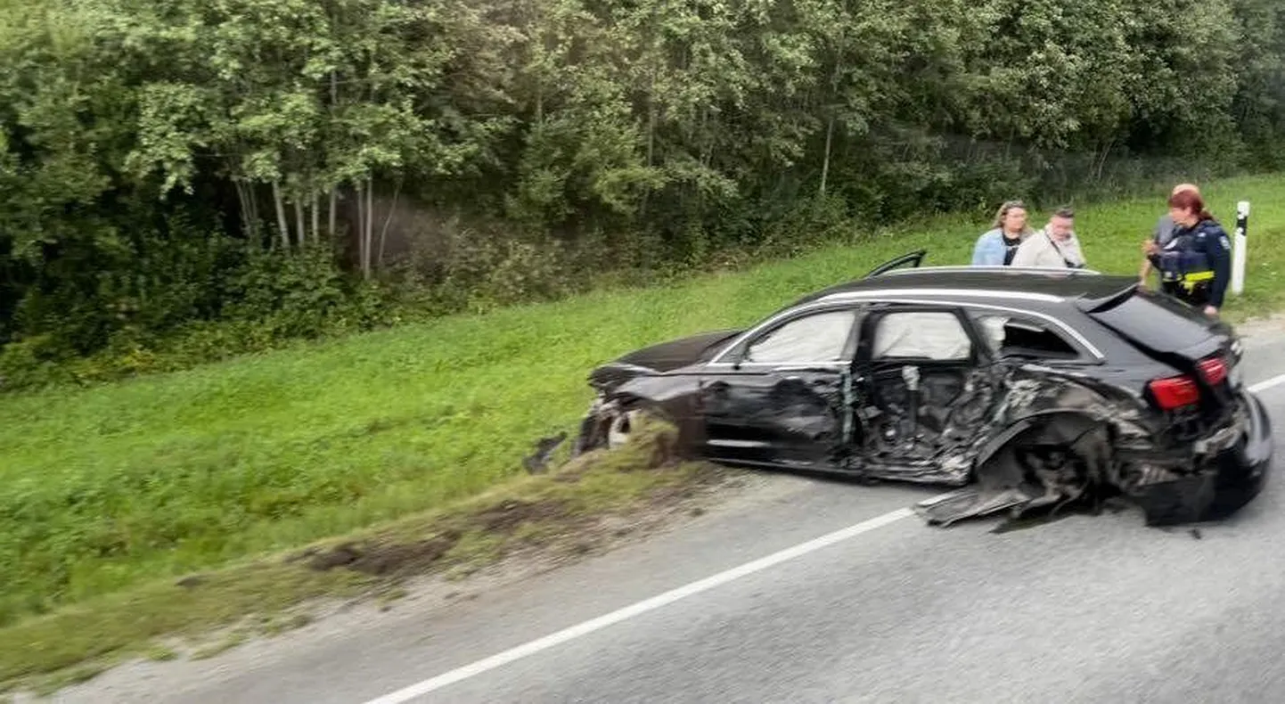 Üks Via Baltical juhtunud liiklusõnnetuses kahjustada saanud autodest.