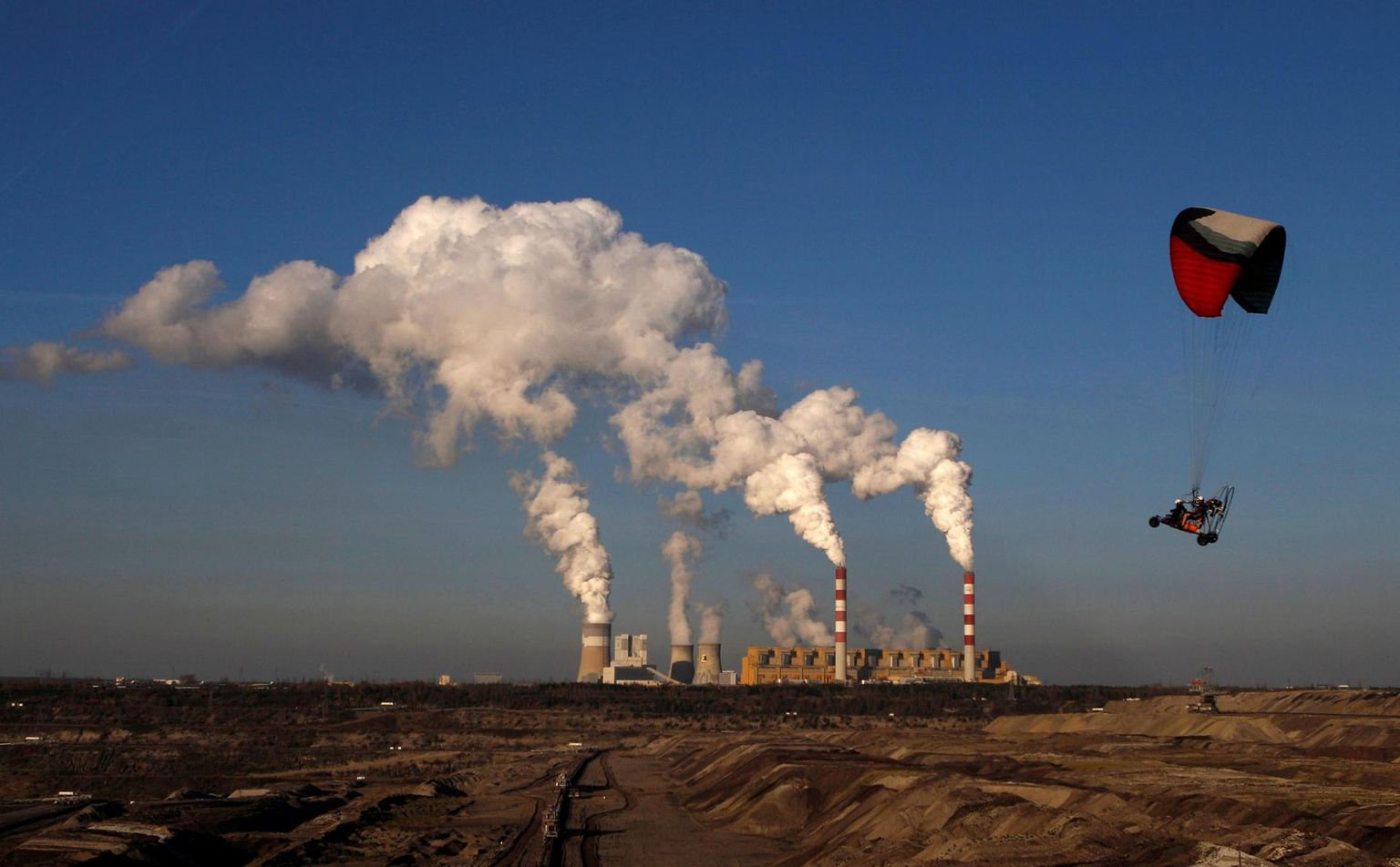 Kliimakohtumise korraldajamaa Poola elektrienergiast ligi 80 protsenti saadakse jätkuvalt kivisöest ning kuigi valitsus plaanib sõltuvust vaikselt vähendada, on nad välja tulnud ka plaaniga luua uusi kaevandusi. Pildil Belchatowi elektrijaam ja kaevandused.