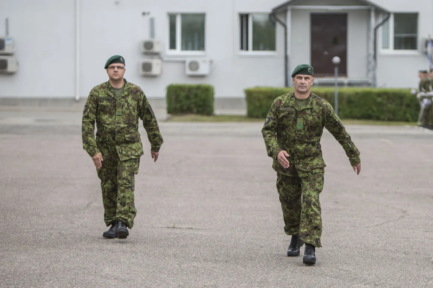Kolonelleitnant Eero Kinnunen (paremal) andis täna Jõhvi linnakus pidulikul rivistusel Viru jalaväepataljoni juhtimise üle major Arno Kruusmannile (vasakul).