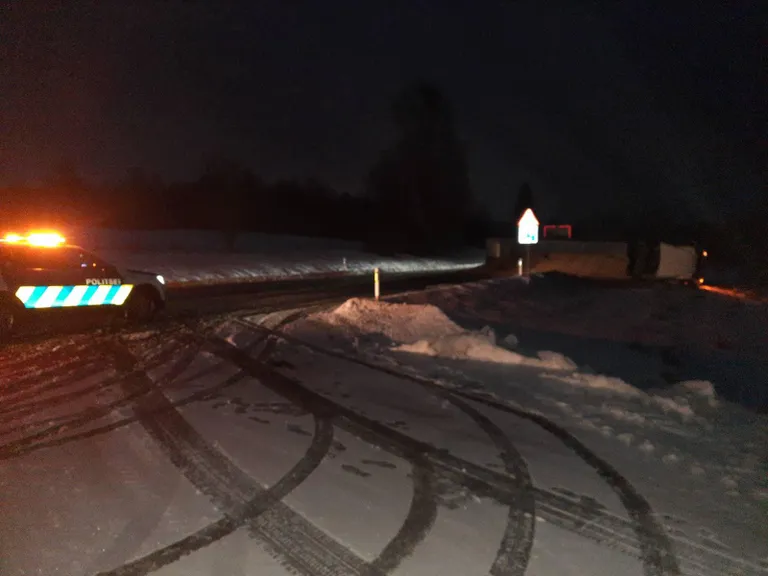 Valgamaal Valga-Uulu maanteel paiskus veok külili.
