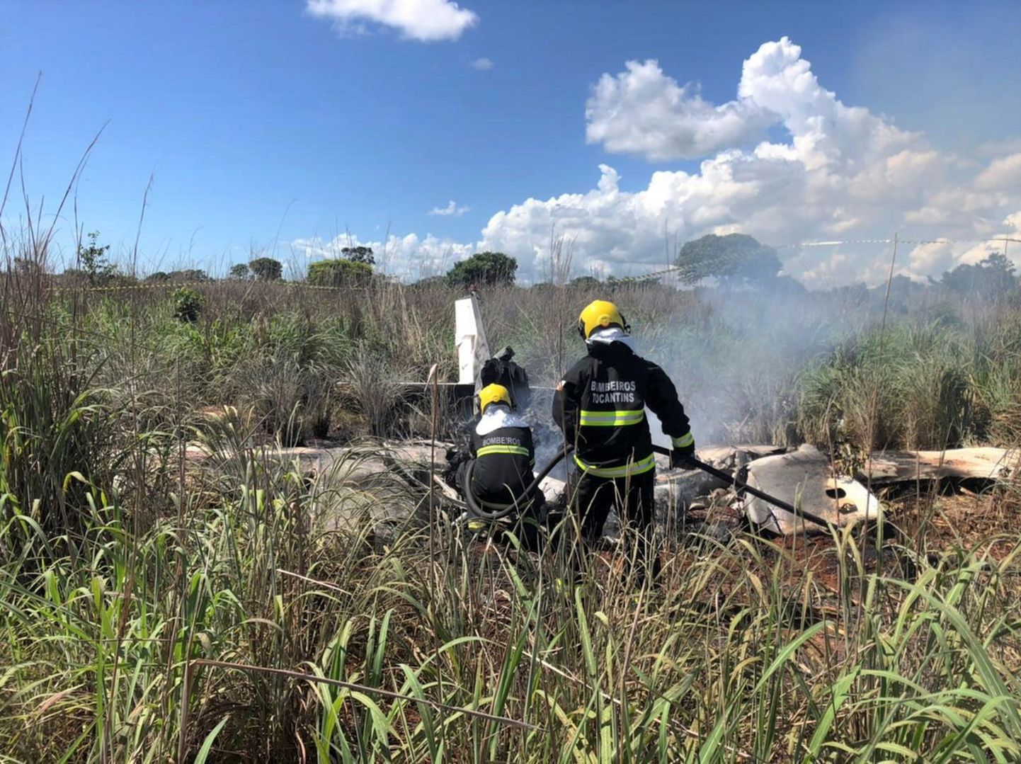 Tocantinsi osariigi tuletõrjujad allakukkunud lennuki rusude juures.