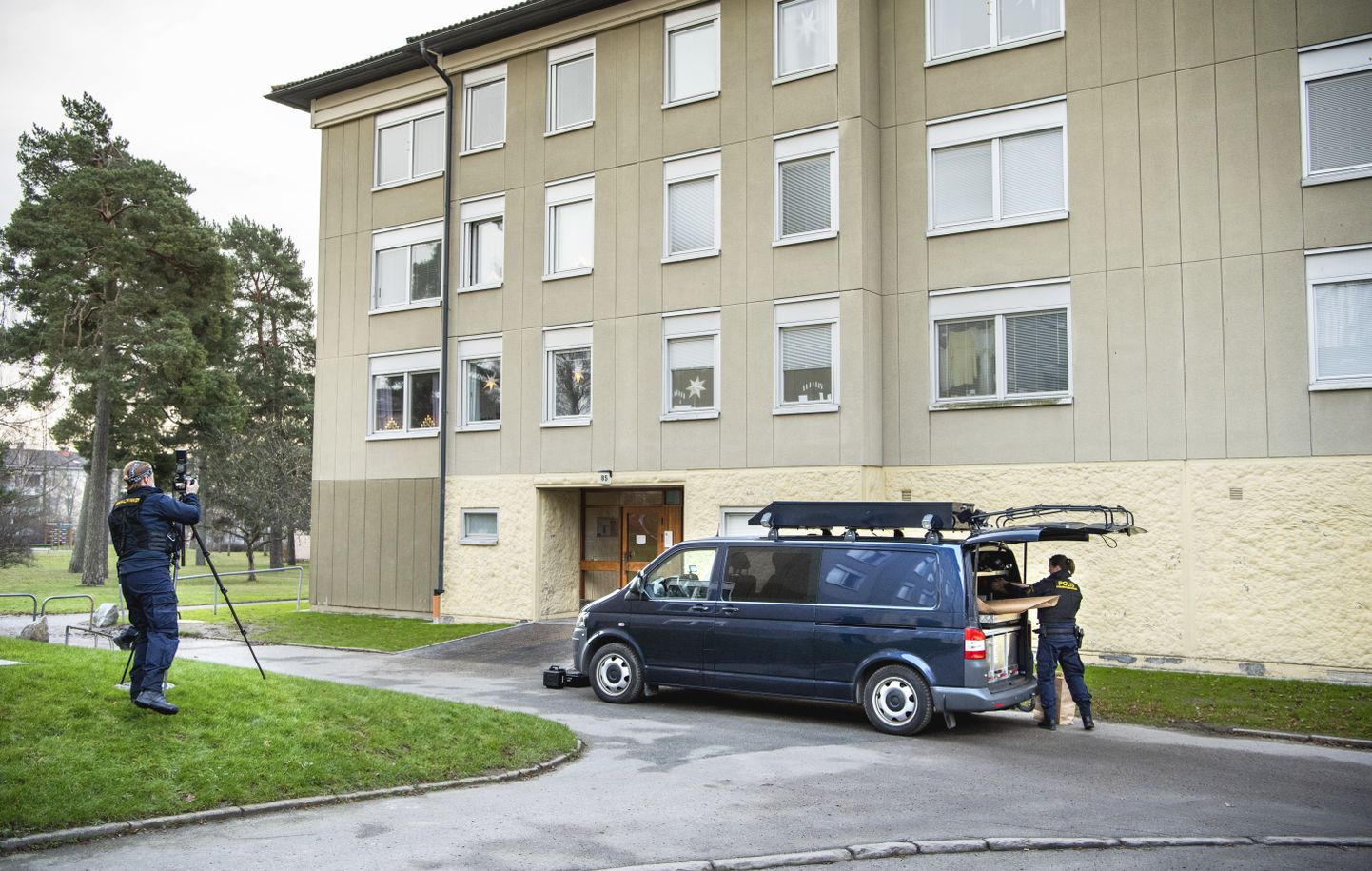 Politsei Stockholmis asuva maja juures, kus 70. eluaastates naine hoidis oma poega 28 aastat luku taga.