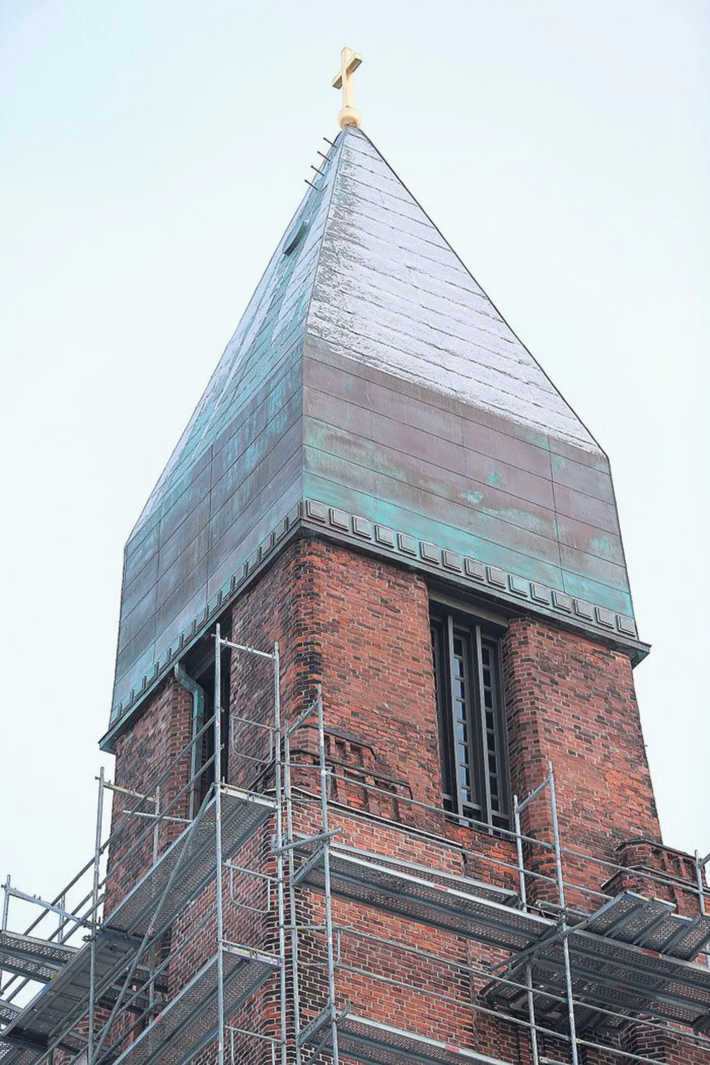 Pauluse kiriku taastatava tornikiivri alumist osa kaunistab nüüd esimest korda muster, mille hoone arhitekt Eliel Saarinen kavandas sinna ligi sada aastat tagasi.