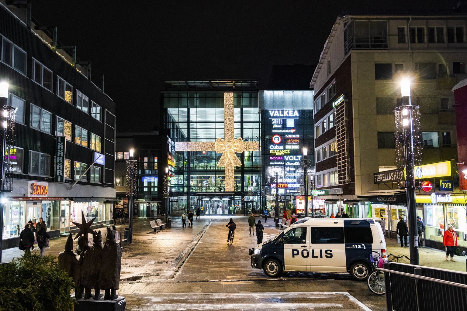 Valkea ostuskeskus Oulus, kus välismaa taustaga mehed tihti oma aega veedavad.