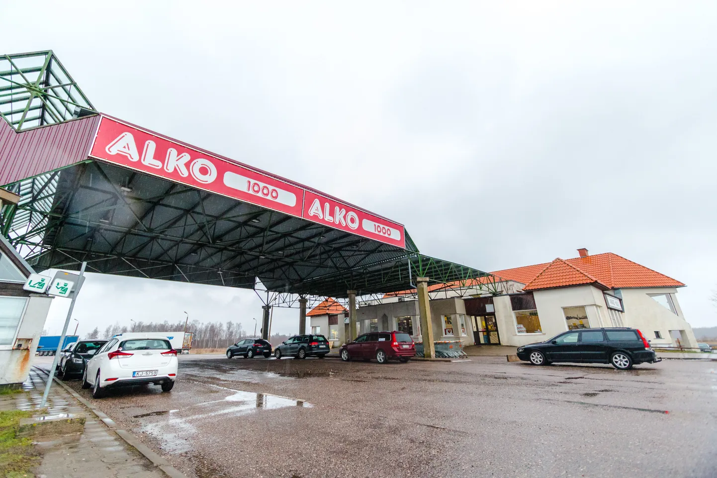 Valitsuse õlle- ja viinamaksude poliitika on läbi kukkunud, maksuraha läheb Lätti, kuid Stenbocki majas ei juleta seda tunnistada.