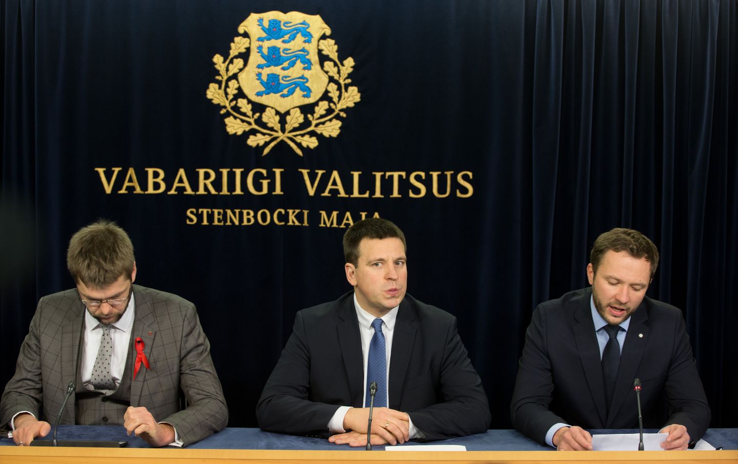 Võimuparteide juhid Jevgeni Ossinovski (SDE), peaminister Jüri Ratas (Keskerakond) ja Margus Tsahkna (IRL) valitsuse pressikonverentsil.