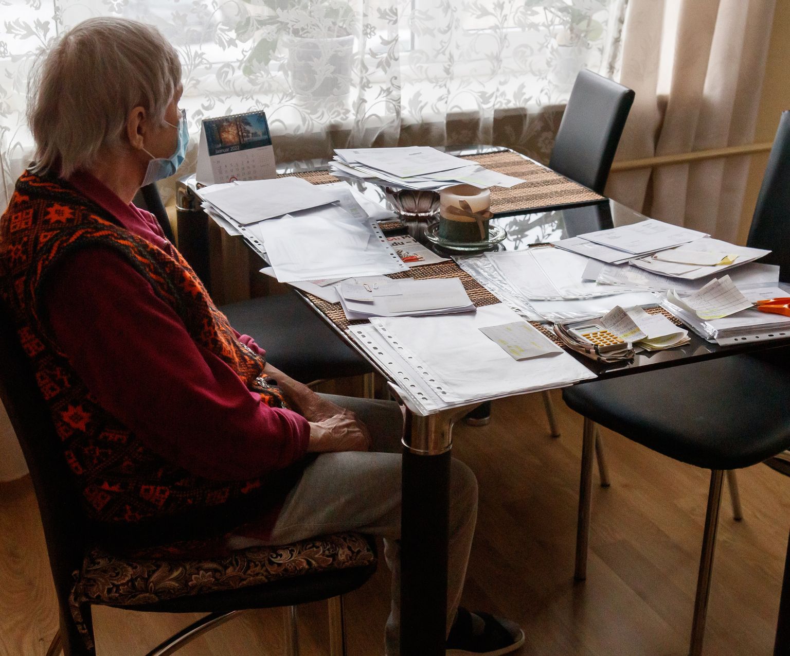 Illustreeriv foto eakast, kes dokumente läbi vaatab.