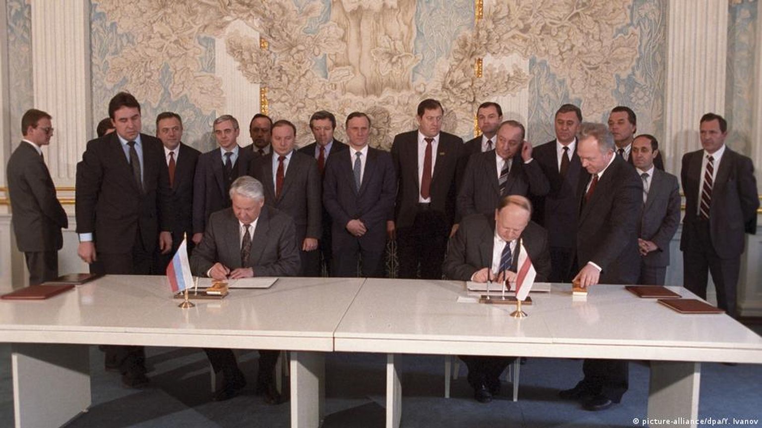 Борис Ельцин и Станислав Шушкевич подписывают Беловежские соглашения, 8 декабря 1991 года