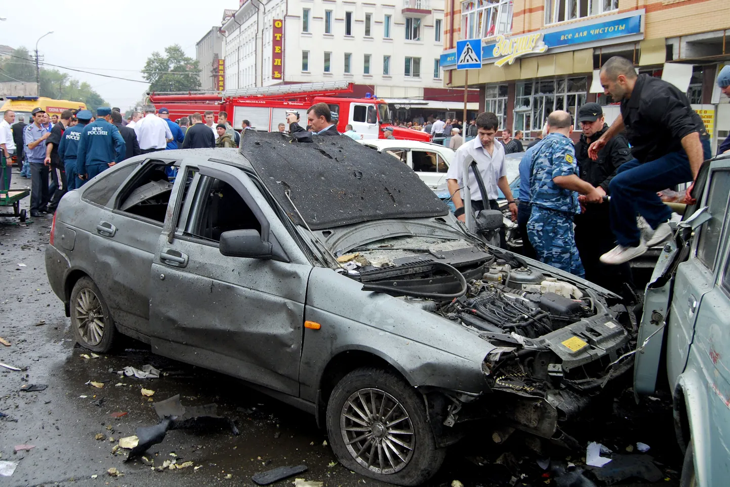Следователи на месте взрыва во Владикавказе.