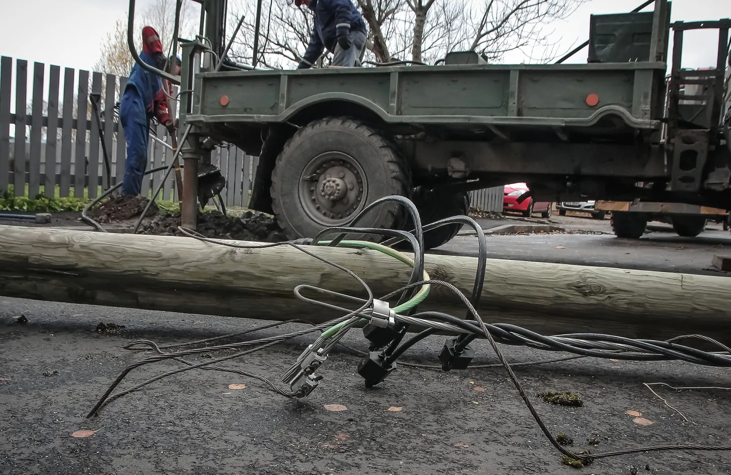 Elektrilevi tormi poolt lõhutud elektriliine parandamas Pärnus Väike-Posti tänaval.