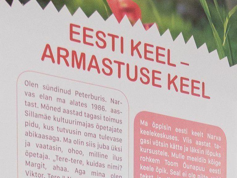 Narva eesti keele majas asuv eesti keele õppimist propageeriv stend.