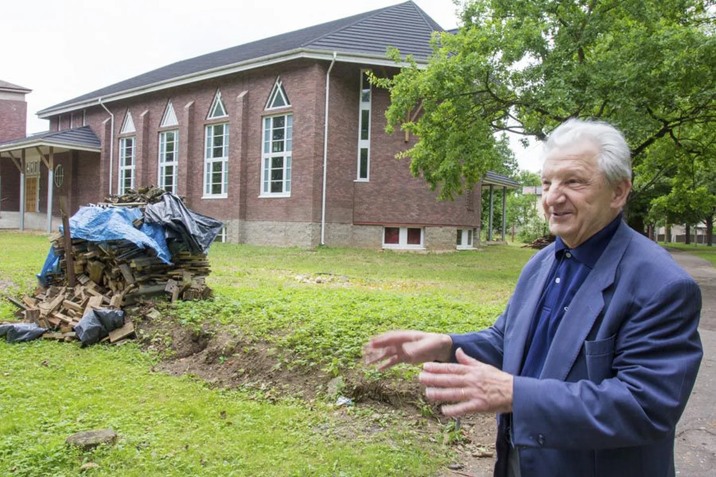 Koguduse pastor Aamo Remmel on rahul, et aed enam kirikut linlaste eest ei varja.