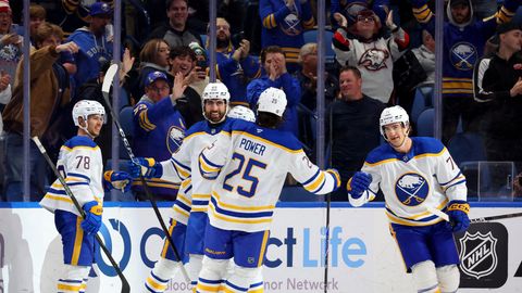 "Sabres" NHL sezonas ceturtajā spēlē pieckāršo savu gūto vārtu skaitu