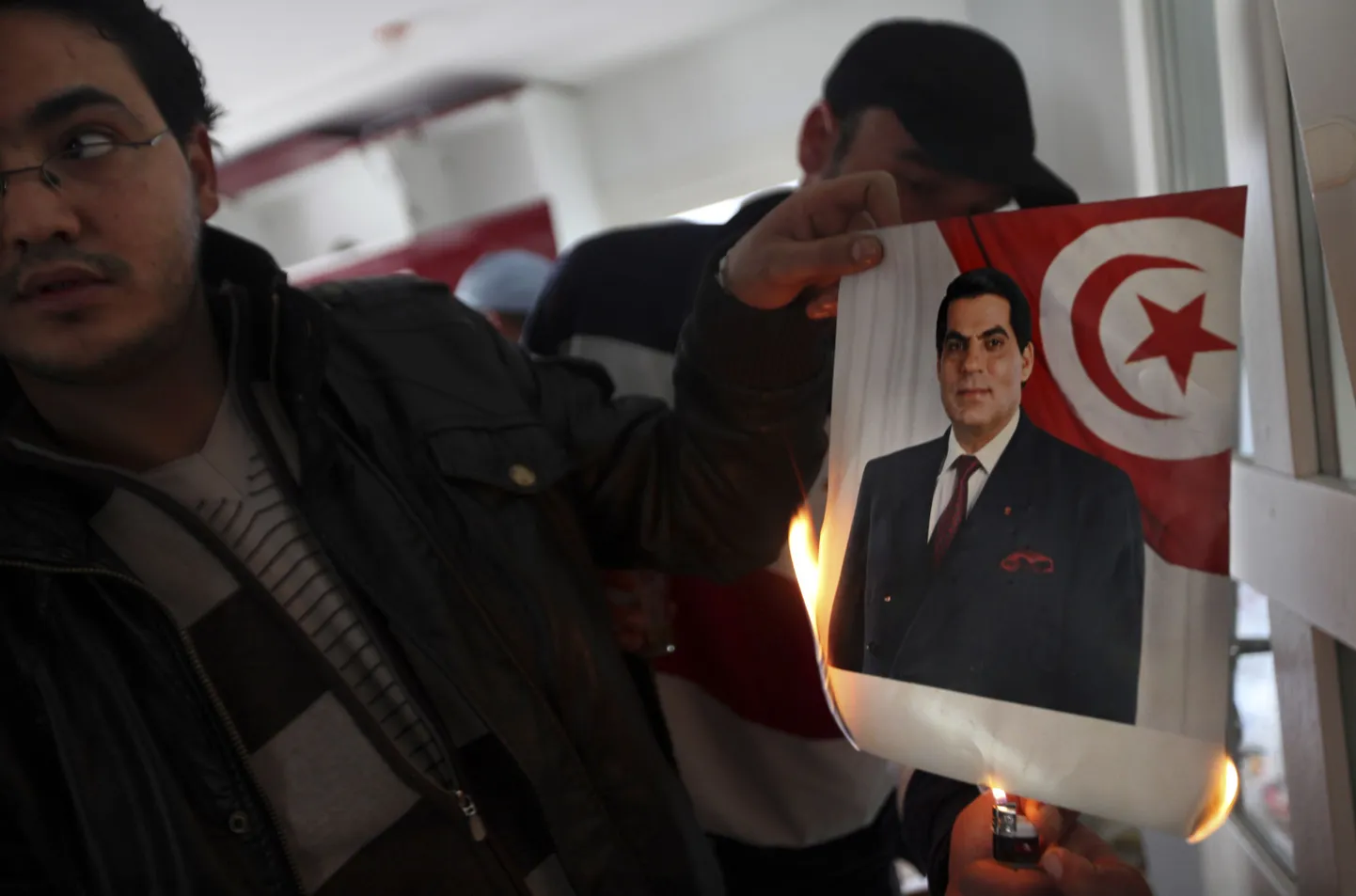 Tuneeslased põletamas ekspresident Zine el-Abidine Ben Ali pilti.
