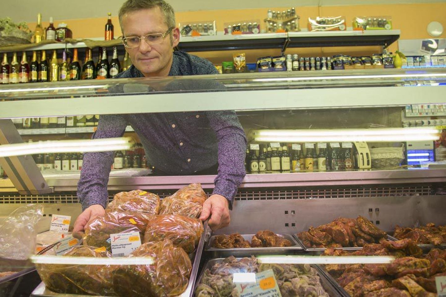 Jaani Lihapoodide omanik Tõnu Roslender nägi ostjate käitumisest laupäeva lõunaks ära, et grillihooaeg on alanud.